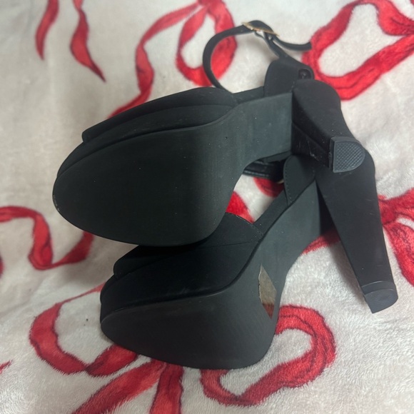 platform heels 🖤🪄 - Picture 2 of 3